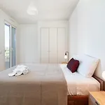 Host Wise - Luxurious & Premium Flat - Pool & Gym *