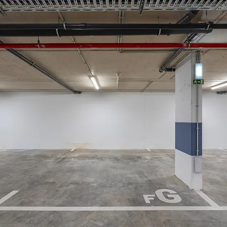 Host Wise - Luxurious & Premium Flat - Pool & Gym