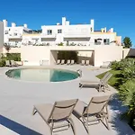 Host Wise - Luxurious & Premium Flat - Pool & Gym