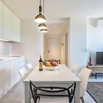 Host Wise - Luxurious & Premium Flat - Pool & Gym Apartman