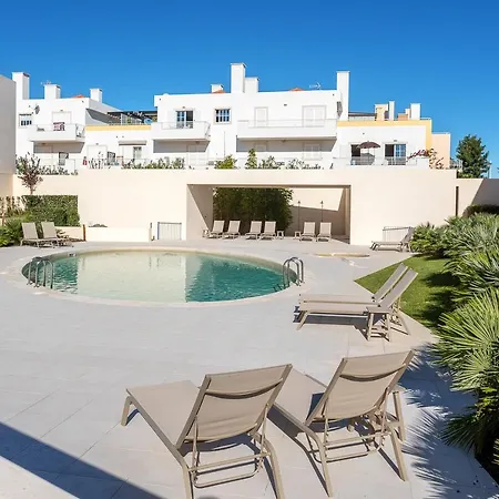 Host Wise - Luxurious & Premium Flat - Pool & Gym