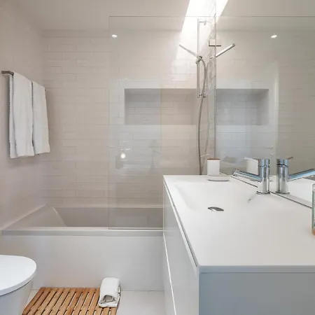 Luxurious & Premium Flat - Pool & Gym Apartment