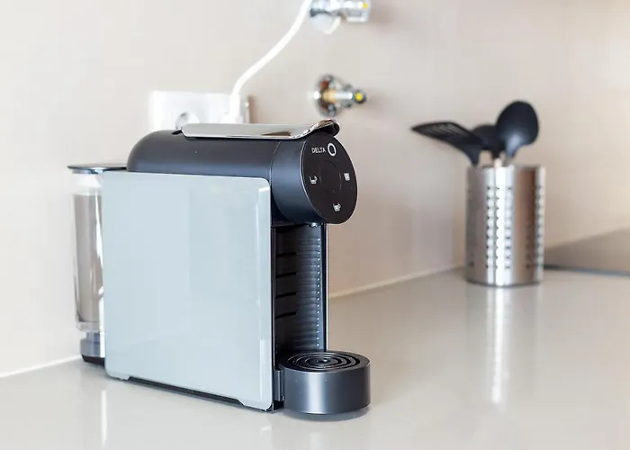 Host Wise - Luxurious & Premium Flat - Pool & Gym