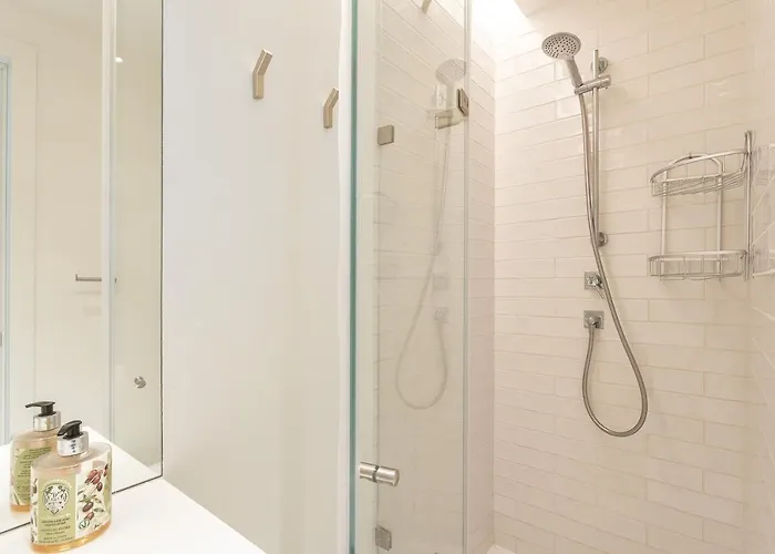 Host Wise - Luxurious & Premium Flat - Pool & Gym Daire