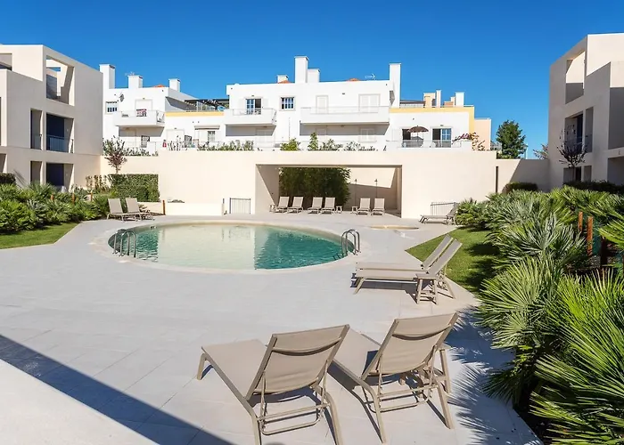 Host Wise - Luxurious & Premium Flat - Pool & Gym