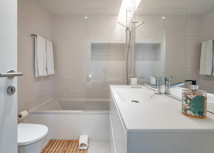 Host Wise - Luxurious & Premium Flat - Pool & Gym Daire