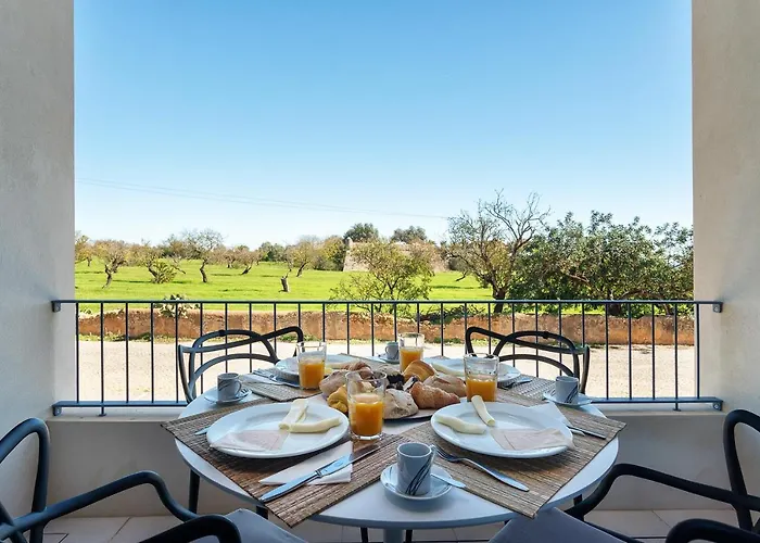 Host Wise - Luxurious & Premium Flat - Pool & Gym