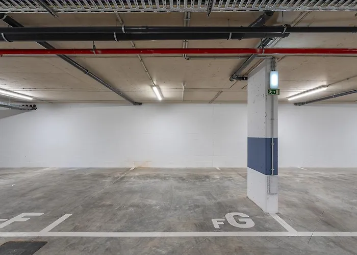 Host Wise - Luxurious & Premium Flat - Pool & Gym