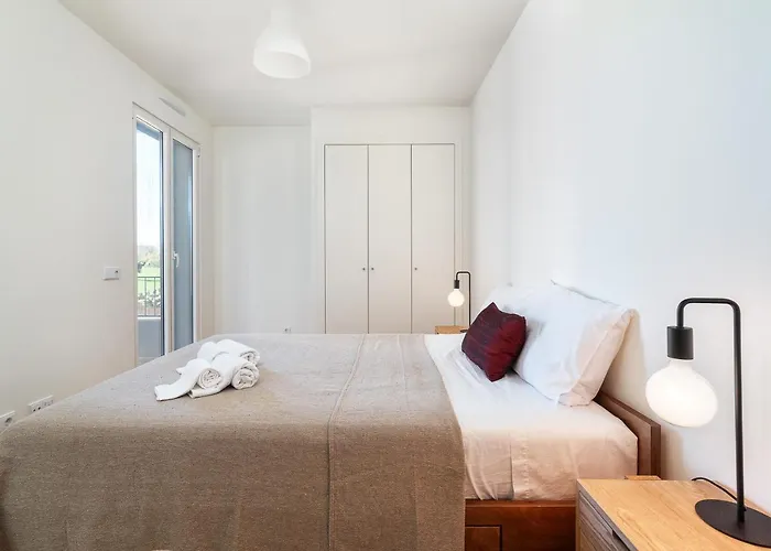 Host Wise - Luxurious & Premium Flat - Pool & Gym *